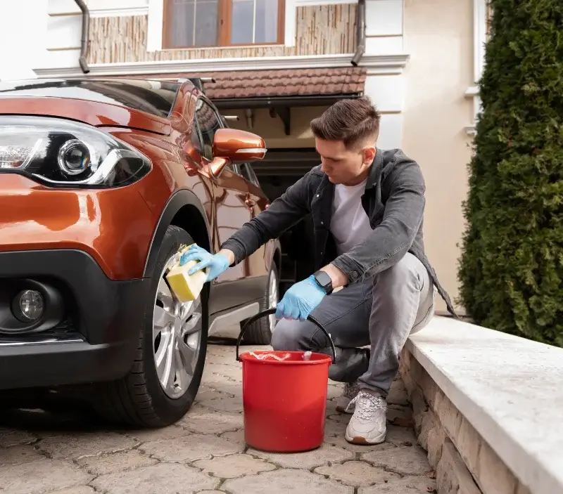 Lavage auto à domicile Mailly-le-Camp : professionnel intervenant sur un véhicule